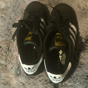 Nice new adidas women shoe it runs Big it's good for casual wear with denim jean